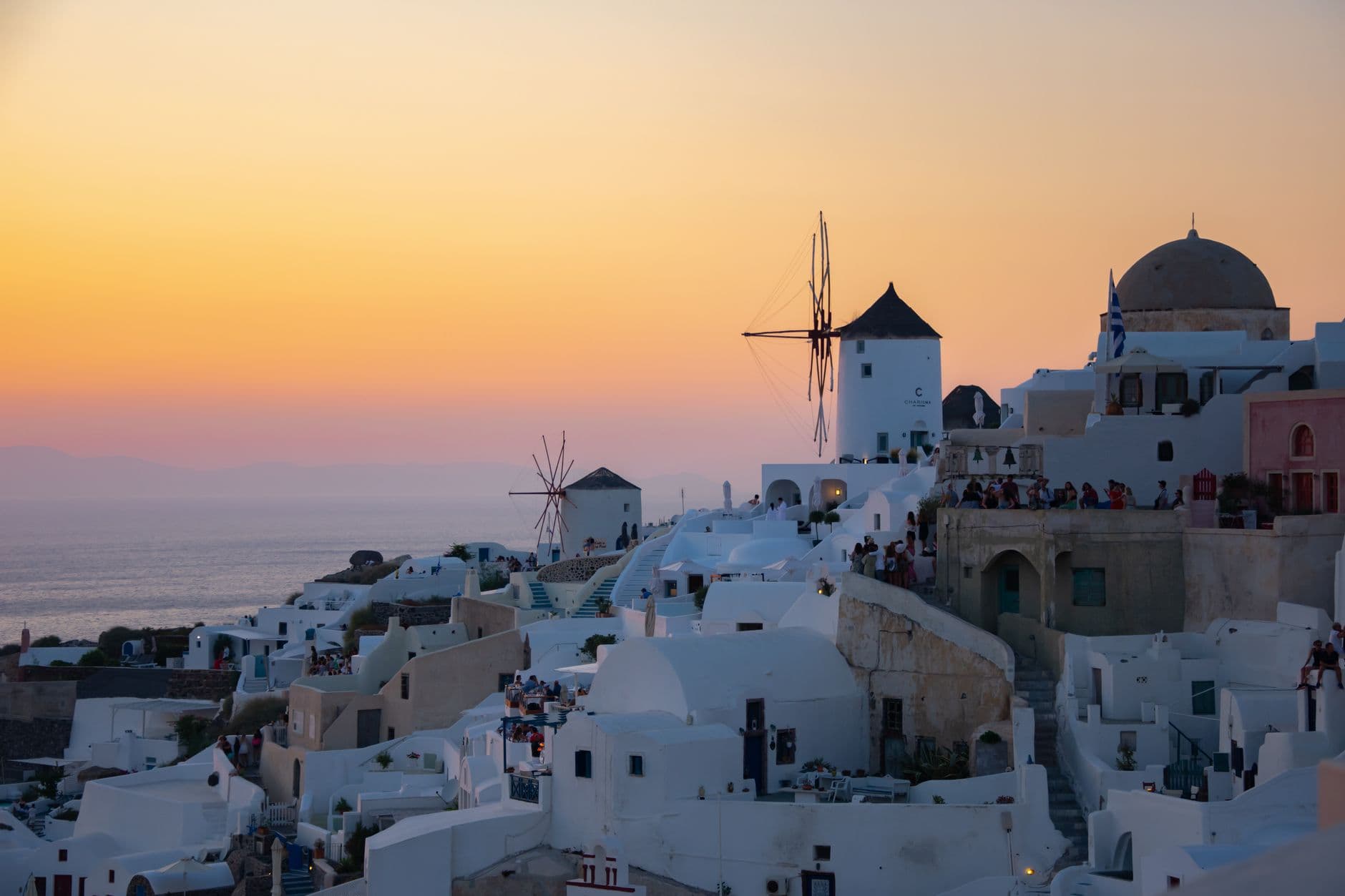 Grecia · Cícladas — La caldera, el atardecer, el blanco imposible.
